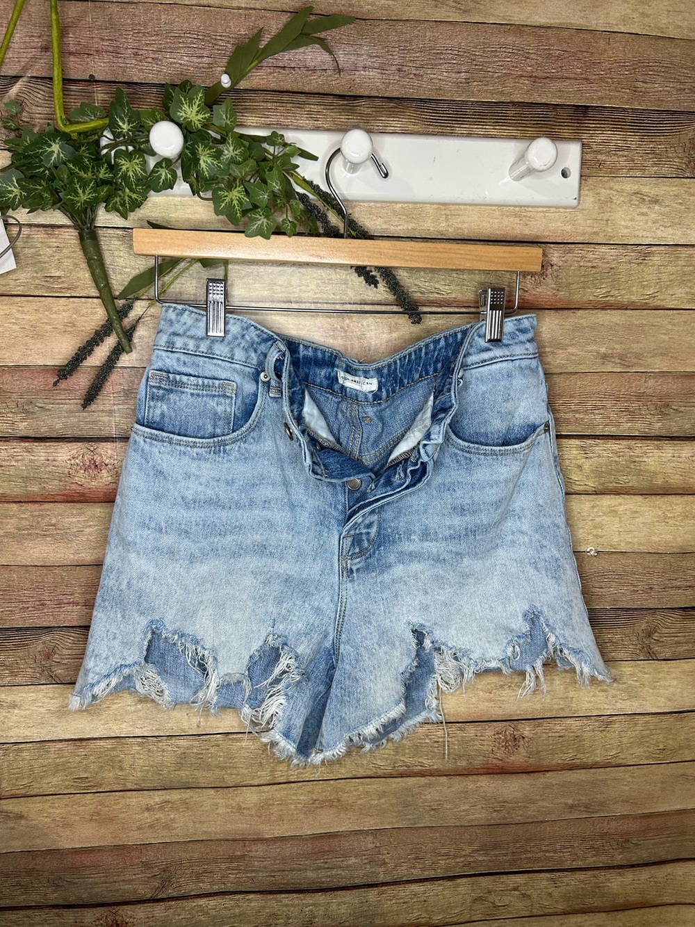 GOOD AMERICAN Ladies High-Waisted Denim Cut-Off Shorts Size 8/29